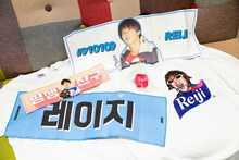 BALANSAからプレゼントされたグッズや友人が作成したスローガンなど、オカモトレイジのコレクション。