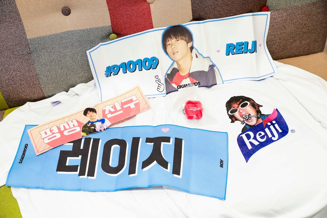 BALANSAからプレゼントされたグッズや友人が作成したスローガンなど、オカモトレイジのコレクション。