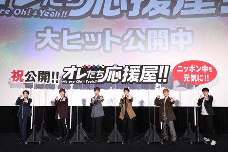 A.B.C-Zと竹本聡志。(c)2020映画「オレたち応援屋!!」製作委員会