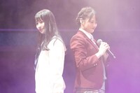 左から冨田菜々風（≠ME）、高松瞳（=LOVE）。（写真提供：代々木アニメーション学院）