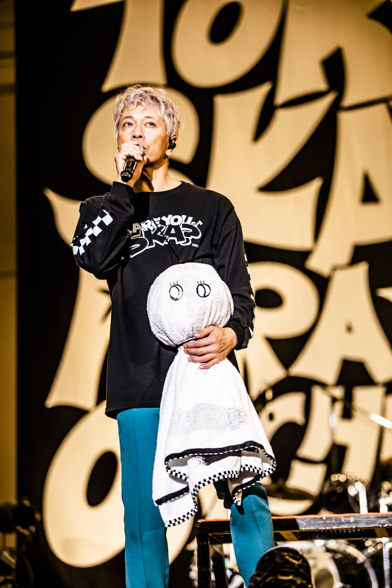 マネージャーお手製のてるてる坊主を抱える大森はじめ（Per）。（撮影