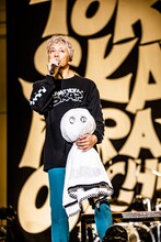 マネージャーお手製のてるてる坊主を抱える大森はじめ（Per）。（撮影：青木カズロー）