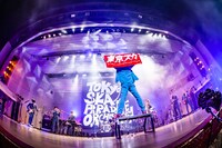 「東京スカ」のタオルを掲げる谷中敦（Baritone Sax）。（撮影：青木カズロー）