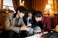 写真撮影をする（左から）杢代和人、小泉光咲、武藤潤。（撮影：小坂茂雄）