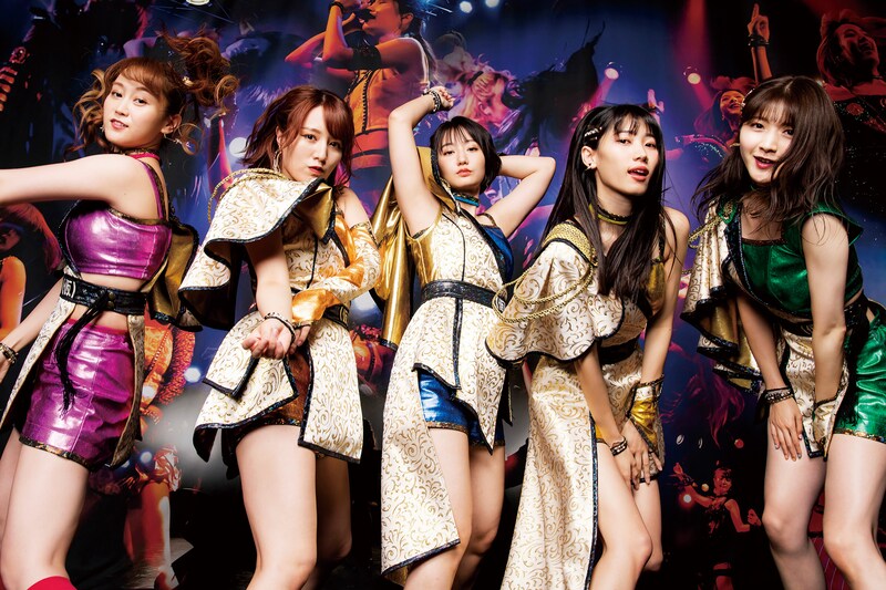 人気画像2位は「アップアップガールズ(仮)、これまでのライブ写真を背にした新ビジュアル公開」より、アップアップガールズ(仮)。
