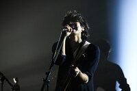 清水依与吏（Vo, G）（撮影：佐藤祐介）