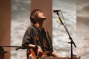 小島和也(B, Cho)(撮影:佐藤祐介)