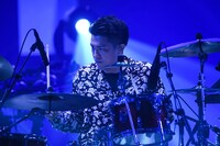 栗原寿（Dr）（撮影：佐藤祐介）