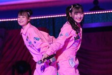 「ロボキッス」を披露する齊藤なぎさ、齋藤樹愛羅。（写真提供：代々木アニメーション学院）