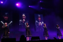 「黒い羊」を歌う櫻井もも、蟹沢萌子、諸橋沙夏、川中子奈月心。（写真提供：代々木アニメーション学院）