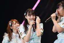 メジャーデビュー決定の発表を受けて感極まる≠MEメンバー。（写真提供：代々木アニメーション学院）