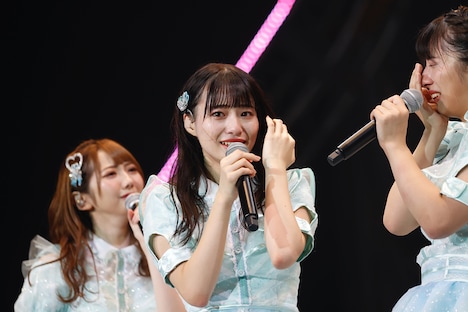 メジャーデビュー決定の発表を受けて感極まる≠MEメンバー。（写真提供：代々木アニメーション学院）