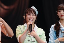 ファンに向かって挨拶する=LOVEのリーダー山本杏奈。（写真提供：代々木アニメーション学院）