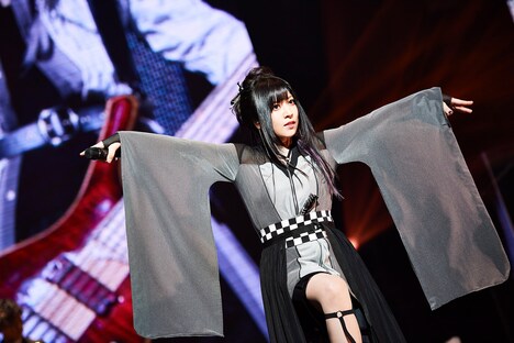 鈴華ゆう子(Vo)(Photo by KEIKO TANABE)