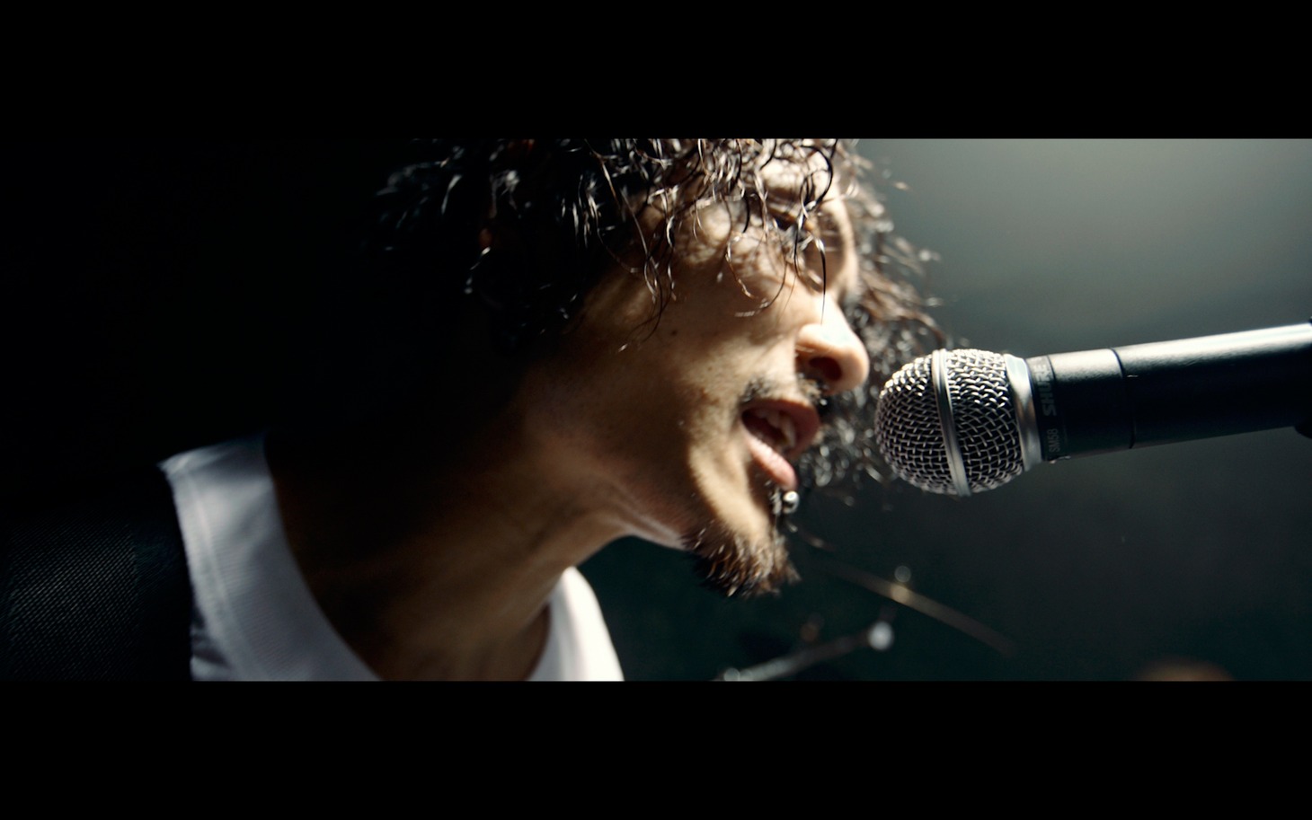WANIMA「LIFE」「Cheddar Flavor」ミュージックビデオより。