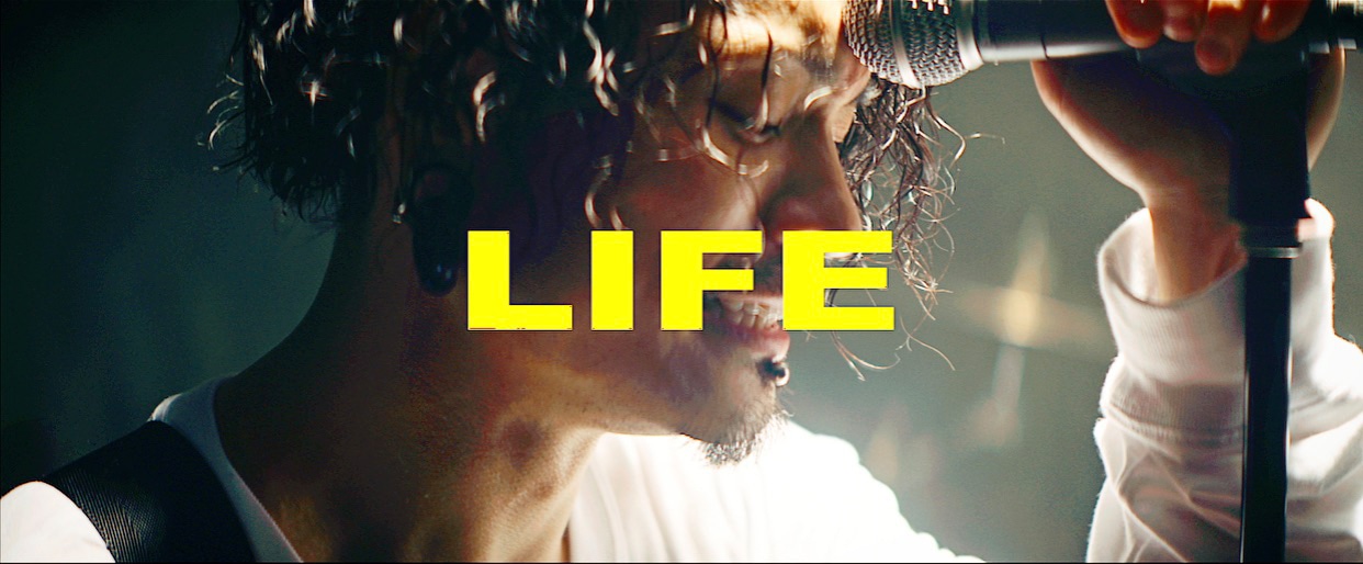 WANIMA「LIFE」ミュージックビデオより。