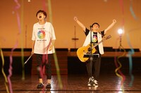 「夏色」を歌唱するゆず。（撮影：太田好治）