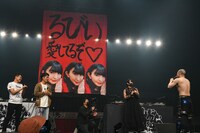 成田大致が千葉るびいに愛を告白した場面。（撮影：岸田哲平）