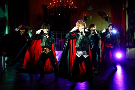 M!LK「SEXY HALLOWEEN 〜WHO IS VAMPIRE〜」の様子。（撮影：笹森健一）