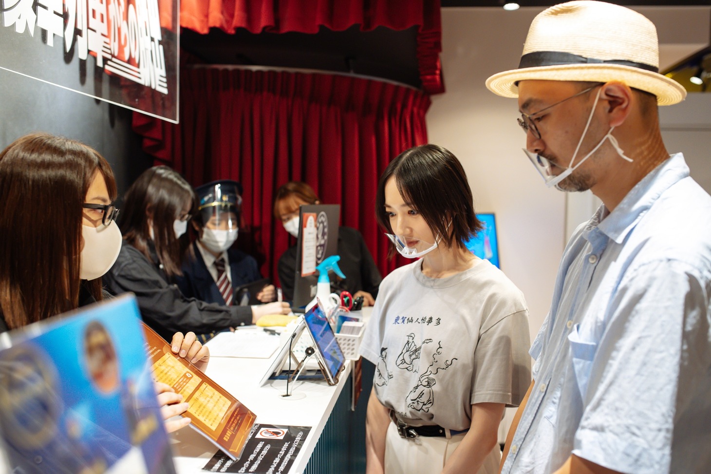 受付でしっかりと説明を聞くのっちさんと加藤さん。