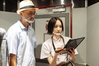 端末に表示された問題に見入るのっちさんと加藤さん。