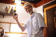 シェーカーの裏を確認する加藤さん。