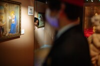 警備員から身を隠すのっちさん。