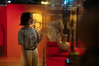 展示された美術品を眺めるのっちさん。