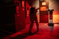 赤外線レーザーに触れないように先に進むのっちさん。