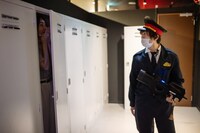 ドキドキしながらロッカーに身を隠すのっちさん。