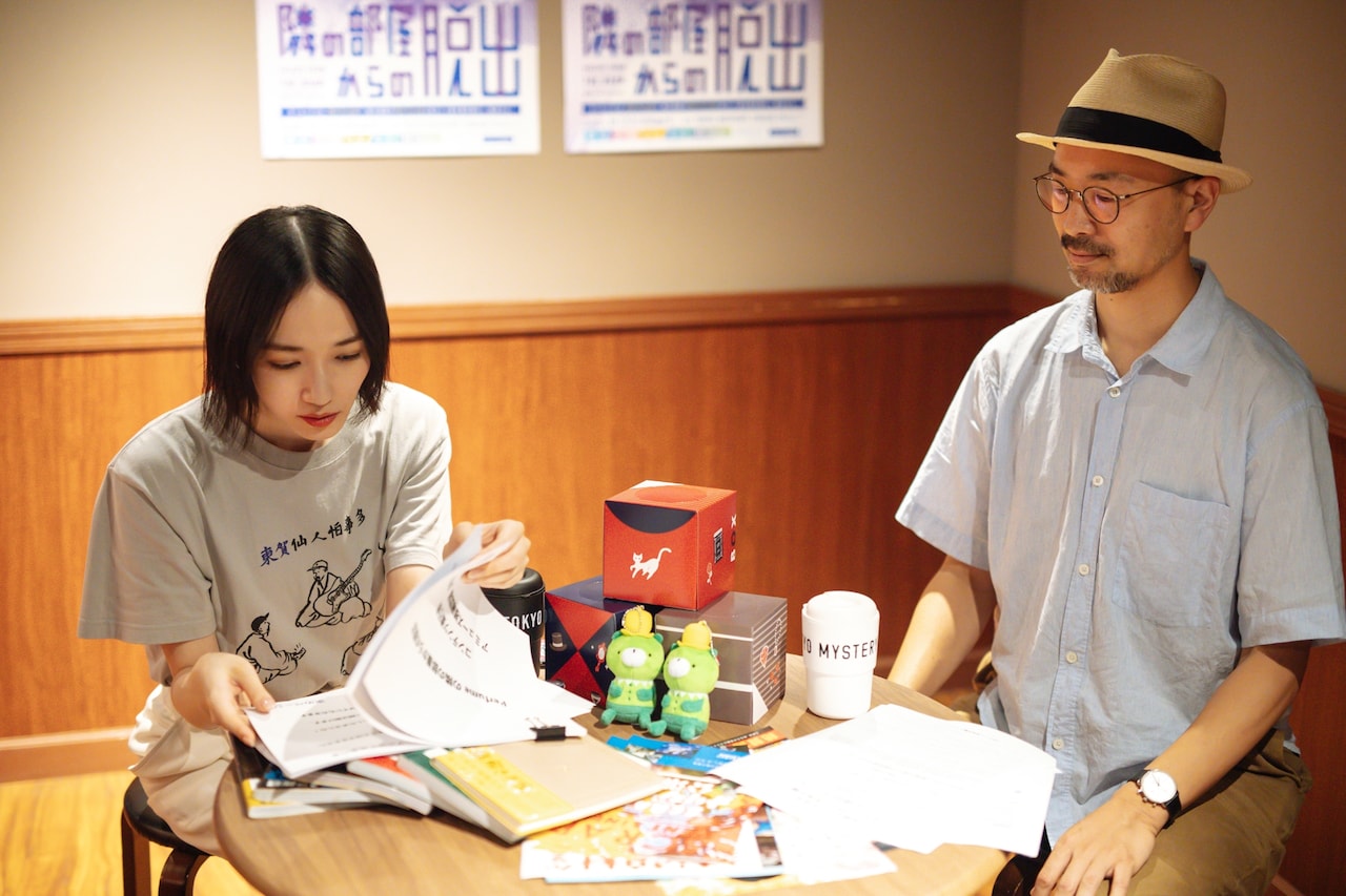 企画書を読むのっちさん。