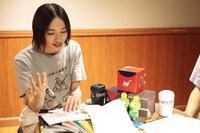「Perfumeの隣の部屋からの脱出」の企画書を読むのっちさん。