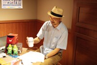 コップを持つ加藤さん。