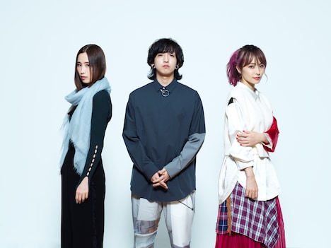 左からUru、Ayase（YOASOBI）、LiSA。