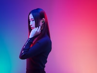 ソニー「WF-1000XM3」を着用しているUru。