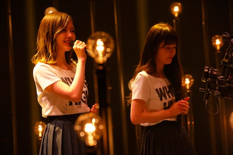 「渋谷ブルース」を歌う白石麻衣と高山一実によるユニット"WHITE HIGH"。（写真提供：ソニー・ミュージックレーベルズ）