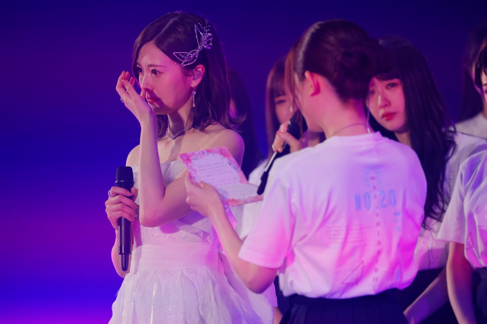 白石麻衣（奥）への手紙を朗読する松村沙友理（手前）。（写真提供：ソニー・ミュージックレーベルズ）