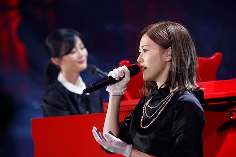 生田絵梨花のピアノの生演奏に合わせて「きっかけ」を歌う白石麻衣。（写真提供：ソニー・ミュージックレーベルズ）
