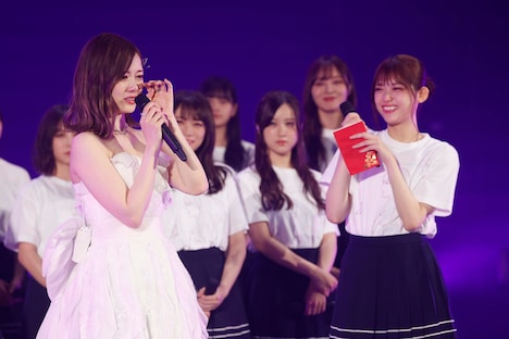 白石麻衣（左）への手紙を朗読する松村沙友理（右）。（写真提供：ソニー・ミュージックレーベルズ）