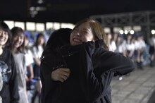 メンバーと抱き合う白石麻衣。（写真提供：ソニー・ミュージックレーベルズ）