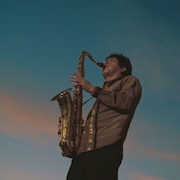 麒麟川島、藤井隆プロデュース曲でサックス演奏に挑む