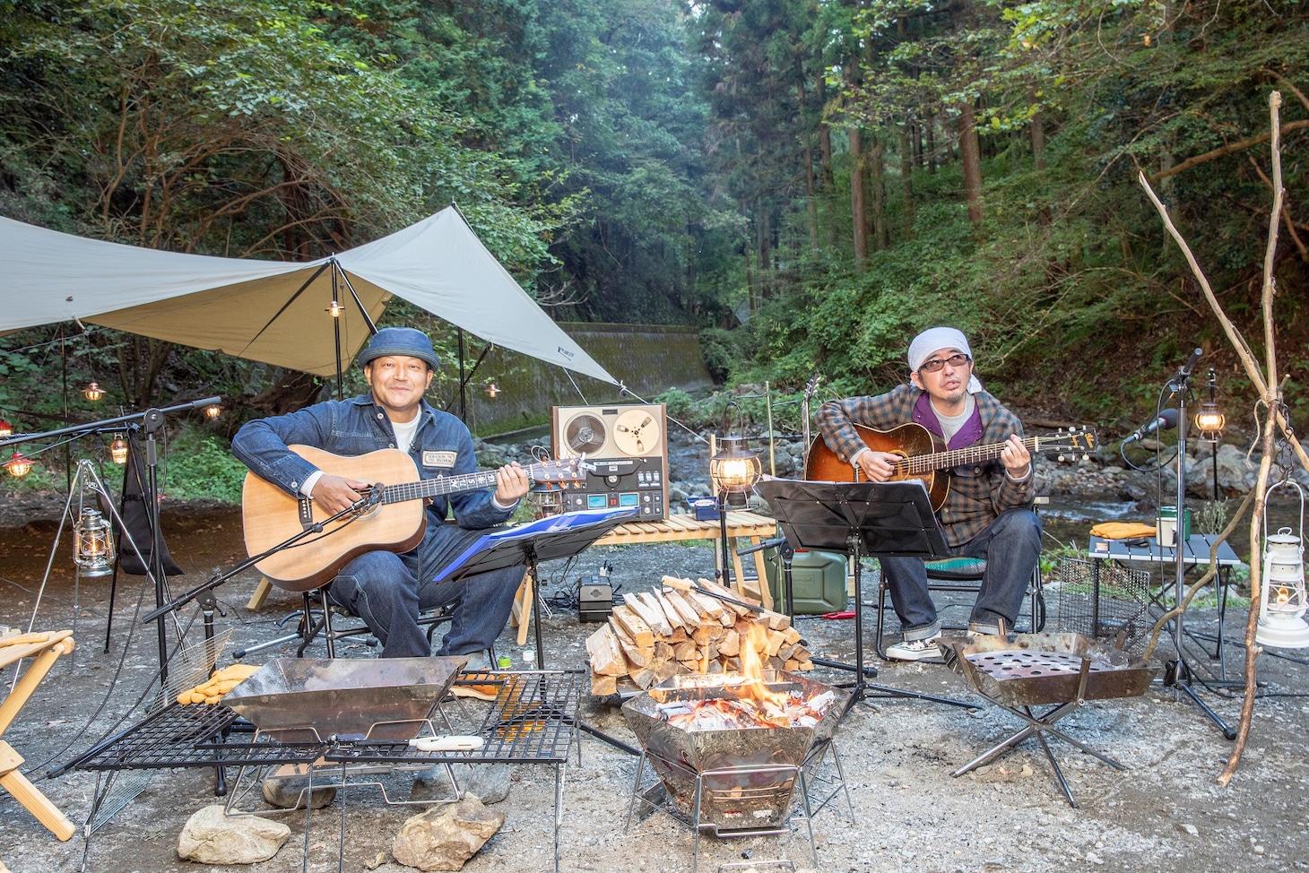 「奥田民生のカンタンBBQセッション演（や）ッタッタビレ」より、左から山口智充、奥田民生。