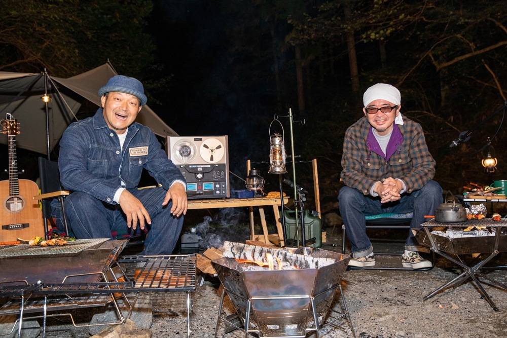 「奥田民生のカンタンBBQセッション演（や）ッタッタビレ」より、左から山口智充、奥田民生。