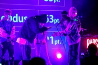 RYUZOから賞金の300万円を受け取るralph。