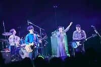 「触れたい 確かめたい」を披露するASIAN KUNG-FU GENERATIONと塩塚モエカ（羊文学）。（撮影：山川哲矢）