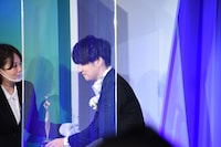 トロフィーを受け取る藤原聡（Vo, Piano）。