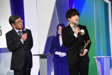 左から石坂浩二、藤原聡（Vo, Piano）。