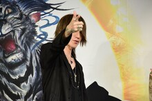 ムービーカメラを撃ち抜くSUGIZO。