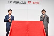 外出自粛期間について話す嵐の大野智（左）と櫻井翔（右）。