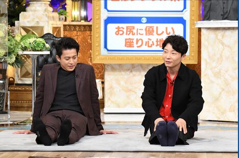 左から小栗旬、星野源。 (c)TBS
